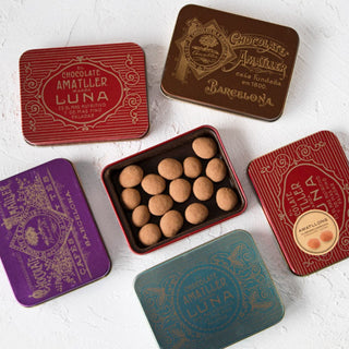 Diferentes colores de la lata mediana de almendras recubiertas de chocolate