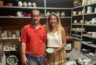 Rocío junto con el artesano alfarero José Antonio de Aracena, en su taller.