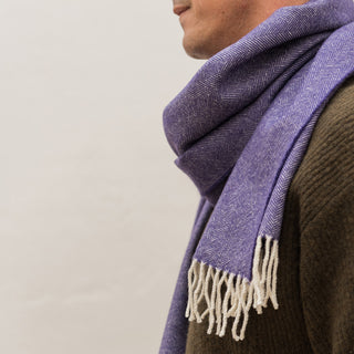 Bufanda de lana merino violeta de Cádiz