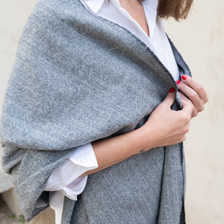 Chal de lana merino con flecos gris marengo