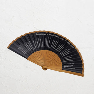 Abanico de madera con tela de algodón en negro con texto poema «Romance de la luna, luna». Real Fábrica