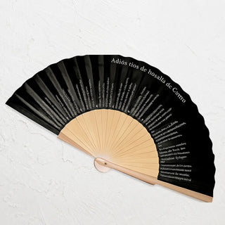 Abanico de madera con tela de algodón negra decorado con el poema Adiós ríos de Rosalía de Castro. Real Fábrica