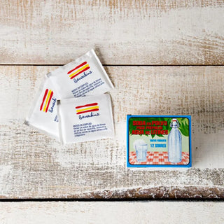 Foto cenital de una caja con 3 sobres para preparar agua de litines. Real Fábrica