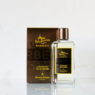 Se muestra en una foto la colonia de álvarez Gómez para hombre, con frasco de vidrio y su respectiva caja. Real Fábrica.