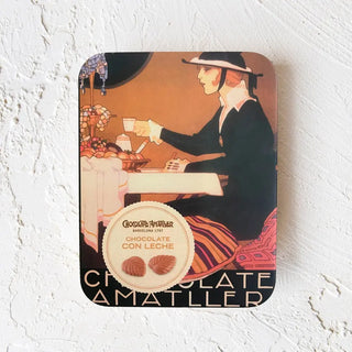 Foto de una lata de hojas de chocolate con leche. Real Fábrica.