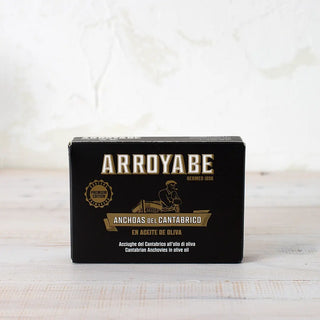 Foto frontal de una caja negra de anchoas del Cantábrico Premium. Real Fábrica.