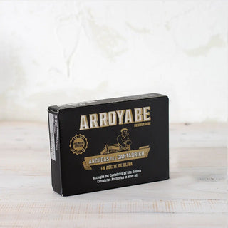 Anchoas del Cantábrico, seleccionadas con pasión y cuidado para que la lata llegue a ti con la mejor materia prima, directa del mar. Real Fábrica.
