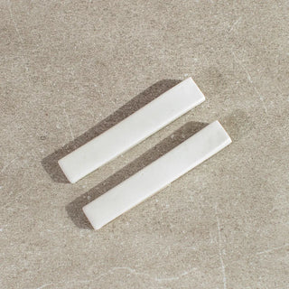 Apoya cubiertos de cerámica en color blanco sin ningún accesorio para ver bien el producto. Real Fábrica