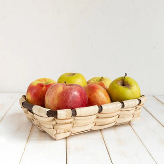 Foto de bandeja rectangular hecha de castaño con manzanas en su interior. Real Fábrica.