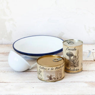 Foto de callos y cocido con plato y cucharón de peltre. Real Fábrica.