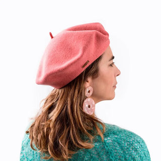 Las boinas rosa de lana merino ofrecen aislamiento térmico y comodidad. Real Fábrica.