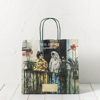 bolsa de regalo de papel mediana con imagen de señoras en balcón. Real Fábrica