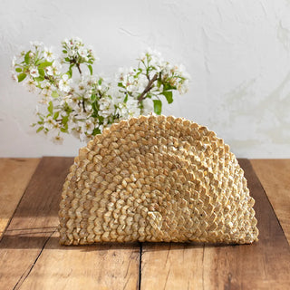 Bolso clutch en forma de abanico de pie decorado con ramo de flores en su interior. Real Fábrica