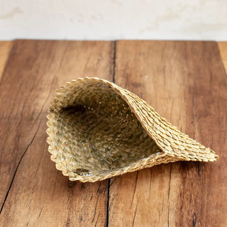 Interior del bolso clutch sobre mesa de madera. Real Fábrica