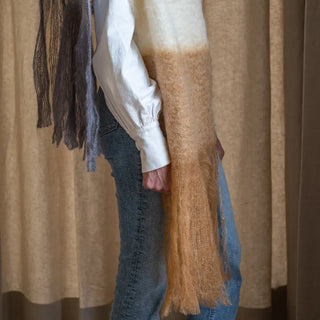 Foto de mujer abrigada con un suave y cálido Chal bufanda en tonos  gris tostado. Real Fábrica.