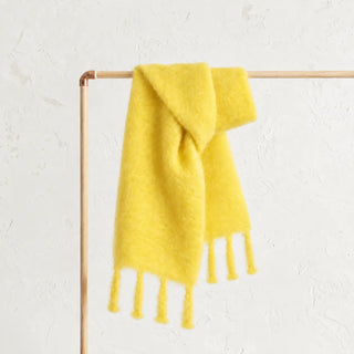 Bufanda chal de mohair amarilla con flecos hechos a mano. Hecha en Ezcaray.
