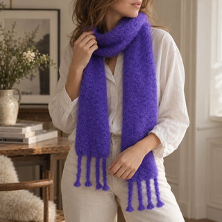 Mujer con bufanda chal de mohair azulina con flecos. Real Fábrica.