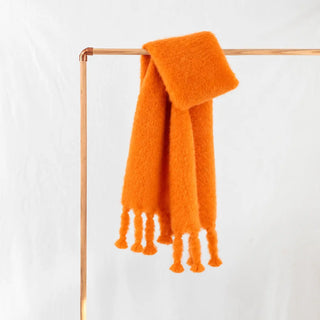 Bufanda chal de mohair naranja butano con flecos hechos a mano. Hecha en Ezcaray