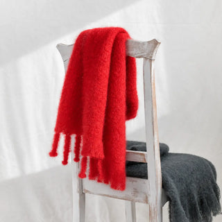 Bufanda chal de mohair rojo chillón con flecos hechos a mano. Hecha en Ezcaray.