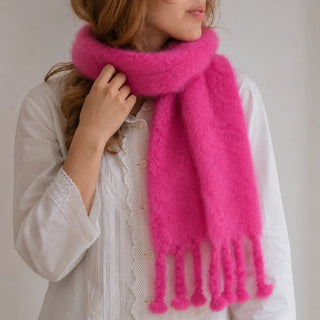 Mujer con bufanda chal de mohair rosa chicle con flecos. Real Fábrica