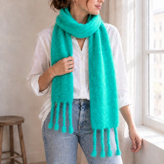 Mujer con bufanda chal de mohair verde azulón con flecos. Real Fábrica
