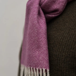 Foto mostrando uno de los extremos y los flecos de la bufanda de lana merino en color colorete. Real Fábrica