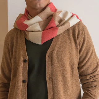 Foto de hombre luciendo en su cuello nuestra bufanda de lana merino de Grazalema. Real Fábrica