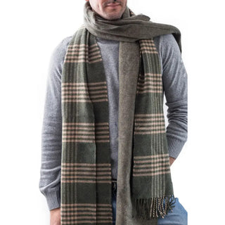Foto de hombre luciendo dos bufandas de lana merino, un tejido de alta calidad, suave, fino y transpirable.  Real Fábrica