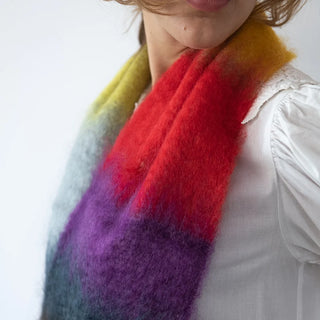 Un foulard de mohair, suave, cálido y ligero. Está hecho a mano por los artesanos riojanos de Ezcaray. Real Fábrica.
