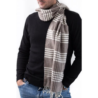 Foto de hombre luciendo nuestra bufanda de cuadros marrones confeccionada en lana merino de la mejor calidad, de las ovejas de la Sierra de Grazalema, en Cádiz. Real Fábrica.