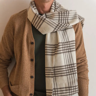 Foto de hombre luciendo nuestra bufanda de lana merino endrinal. Real Fábrica