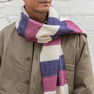 Hombre luciendo en su cuello nuestra bufanda de lana merino de Grazalema. Real Fábrica