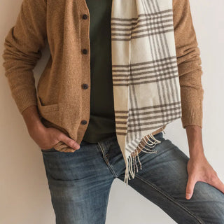 Foto mostrando uno de los extremos y los flecos de la bufanda de lana merino en color endrinal. Real Fábrica