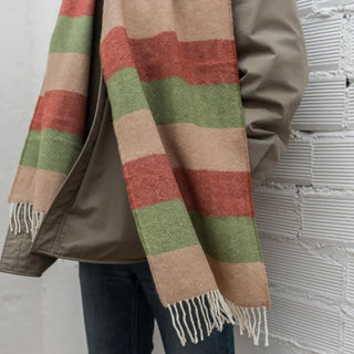 Bufanda de lana de merino de la sierra de Cádiz, se muestra los extremos de la bufanda con sus flecos. Real Fábrica