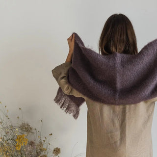 Foto de mujer luciendo nuestra bufanda de mohair, suave, cálido y ligero. Está hecho a mano por los artesanos riojanos de Ezcaray. Real Fábrica