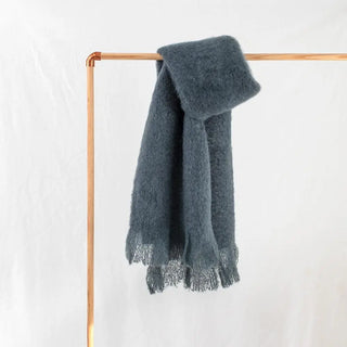 Una bufanda de mohair, suave, cálido y ligero. Está hecho a mano por los artesanos riojanos de Ezcaray. Real Fábrica.