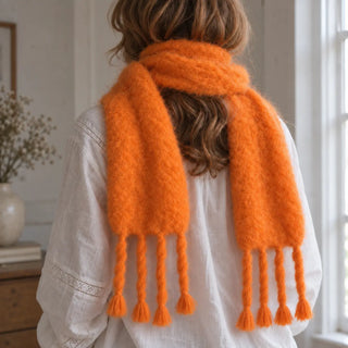 Mujer con bufanda chal de mohair naranja butano y flecos. Real Fábrica
