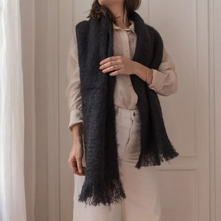 Mujer con una bufanda de mohair color negro, tejido a mano por los artesanos de Ezcaray. Real Fábrica.
