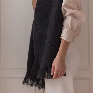 Una bufanda de mohair, suave, cálido y ligero. Está hecho a mano por los artesanos riojanos de Ezcaray. Real Fábrica.