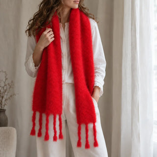Mujer con bufanda chal de mohair rojo chillón con flecos. Real Fábrica
