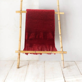 Bufanda de Ezcaray con terminación en flecos expuesta en una escalera vintage. Real Fábrica.