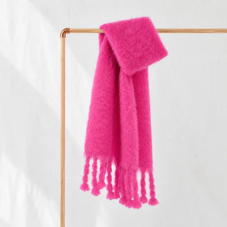 Bufanda de mohair rosa chicle con flecos hechos a mano. Hecha en Ezcaray