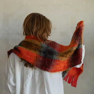 Una bufanda de mohair, suave, cálida y ligera. Está hecho a mano por los artesanos riojanos de Ezcaray. Real Fábrica.