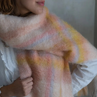 Una bufanda de mohair, suave, cálido y ligero. Está hecho a mano por los artesanos riojanos de Ezcaray. Real Fábrica.