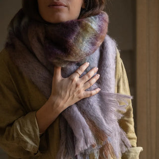 Una bufanda de mohair, suave, cálido y ligero. Está hecho a mano por los artesanos riojanos de Ezcaray. Real Fábrica.