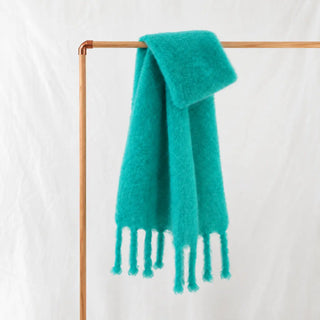 Bufanda chal de mohair verde azulón con flecos hechos a mano. Hecha en Ezcaray