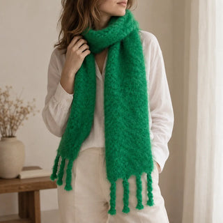 Mujer con bufanda chal de mohair verde con flecos. Real Fábrica
