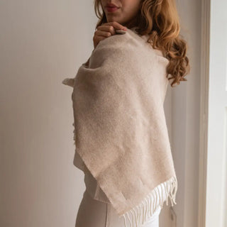 Modelo se echa al hombro el extremo  de la bufanda en color nuez. Real Fábrica.