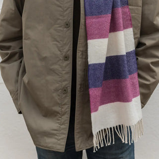 Foto mostrando un extremo de nuestra nuestra Bufanda de lana de merino de la sierra de Cádiz. Real Fábrica