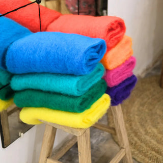 Bufandas de mohair de Ezcaray de colores expuestas en la tienda de Real Fábrica